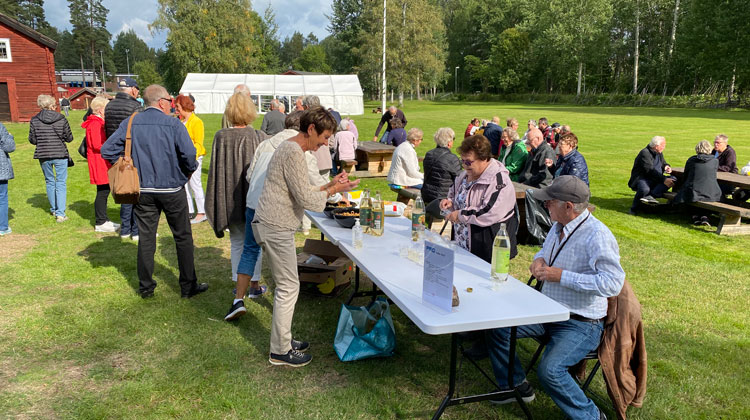 Välkomstcider med snacks och mingel mötte PRO:arna som kom till PRO Valbos 50-årsfest på Vretas. Foto: Ulf Lindman