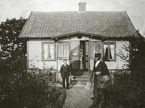 Första eller möjligen andra postkontoret i Torhamn. På bilden står brevbäraren Holger Johnsson-Hejdeman längst fram till höger.