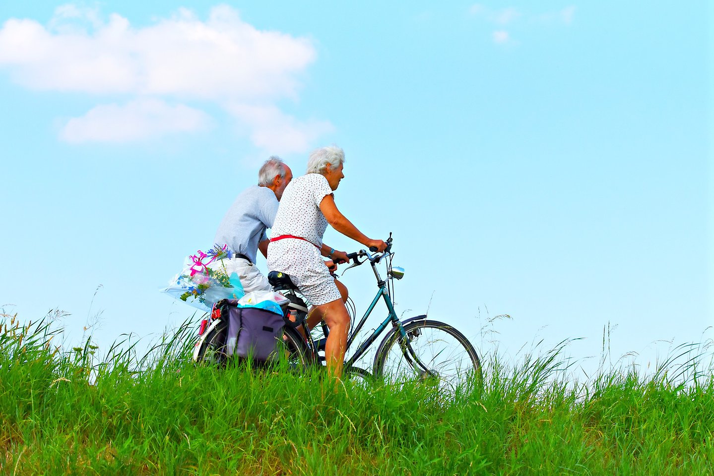Par på cykeltur i sommargrönska