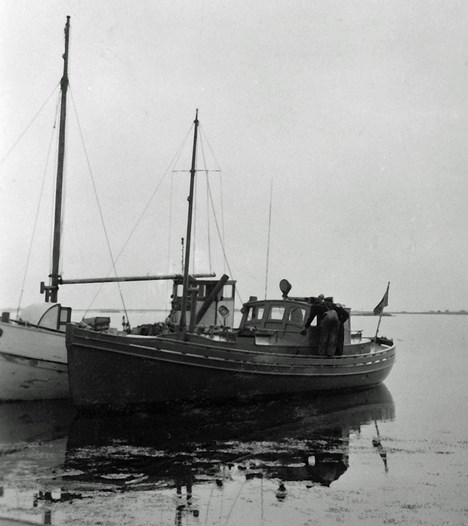 Kustposteringens båt i Torhamns hamn.