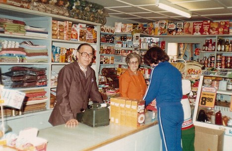 Åke och Gertrud Eliasson i sin affär i Steneryd.