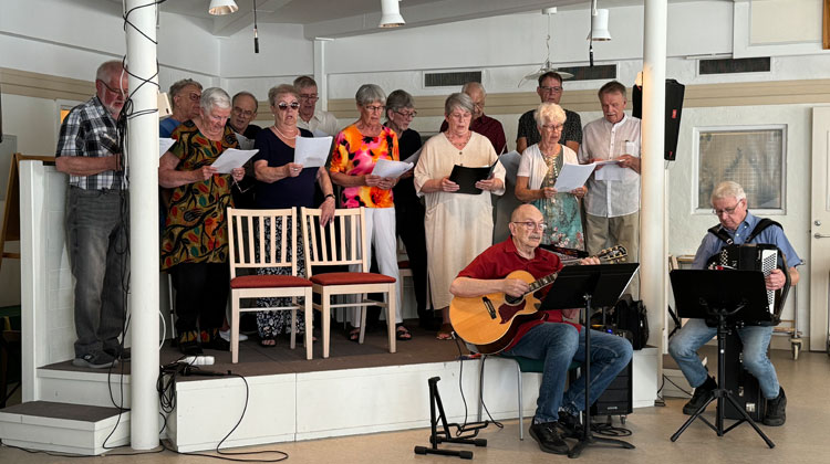 PRO Valbos sånggrupp bjöd på sju gamla evergreens samtidigt som publiken fick svara på frågor om sångerna. "Musikquizz" på modern svenska. Foto: Ulf Lindman