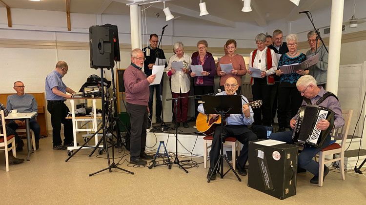 Sång- och musikgruppen under ledning av Olle Olofsson inledde träffen och årsmötet med ett knippe gamla örhängen. Foto: Ulf Lindman