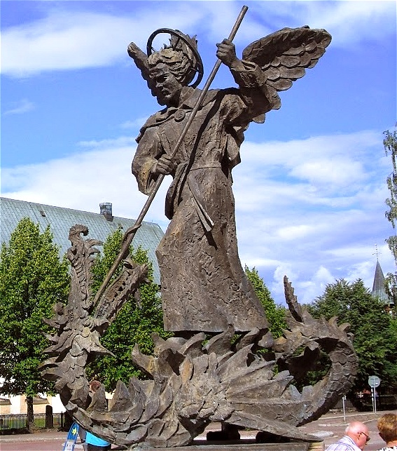 S;t Mikael och draken. Mora folkhögskolas emblem. Statyn är gjord av Anders Zorn och finns i Mora centrum.