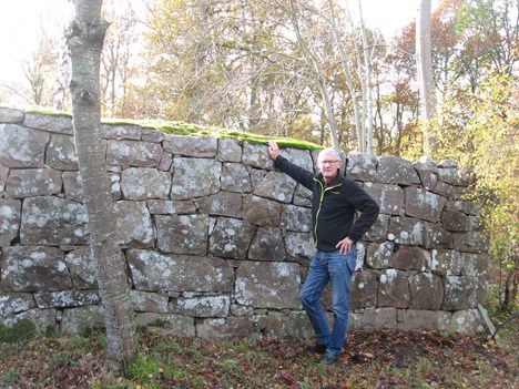 Roland Karlsson jämte muren idag, 6 m bred och 120 m lång.