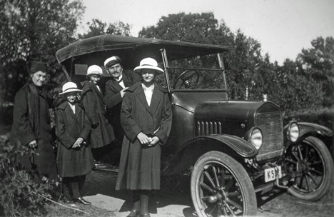 Per Pettersson med familj. Bilen köptes 1924 så kortet är från 1924-1925.