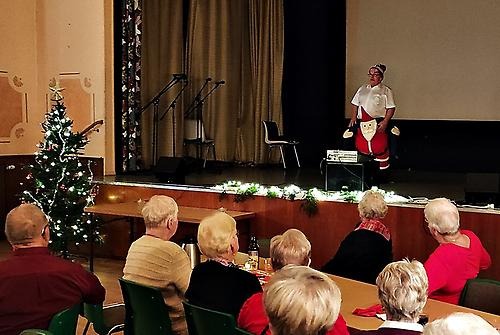 Roar lockar fram många skratt när han sjöng om Ola i Gudbrandsdalen.