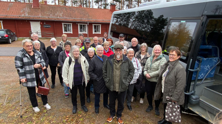 26 personer åkte med när PRO Valbos cirkel "Valbo, nutid, dåtid och framtid" hade en avslutande bussresa där lokalhistorikern Ulf Westin - längst fram på bilden - berättade om det Valbo som varit. Foto: Ulf Lindman