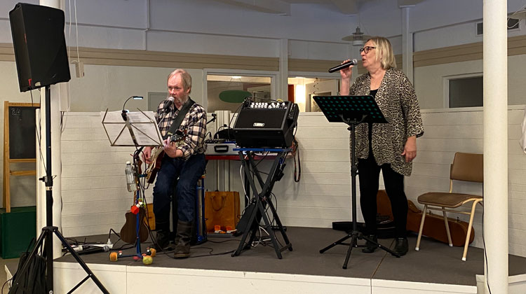 Duon Bengt och Marianne spelade en rad fartfyllda evergreens när PRO Valbo hade träff fredagen den 17 mars. Foto: Ulf Lindman