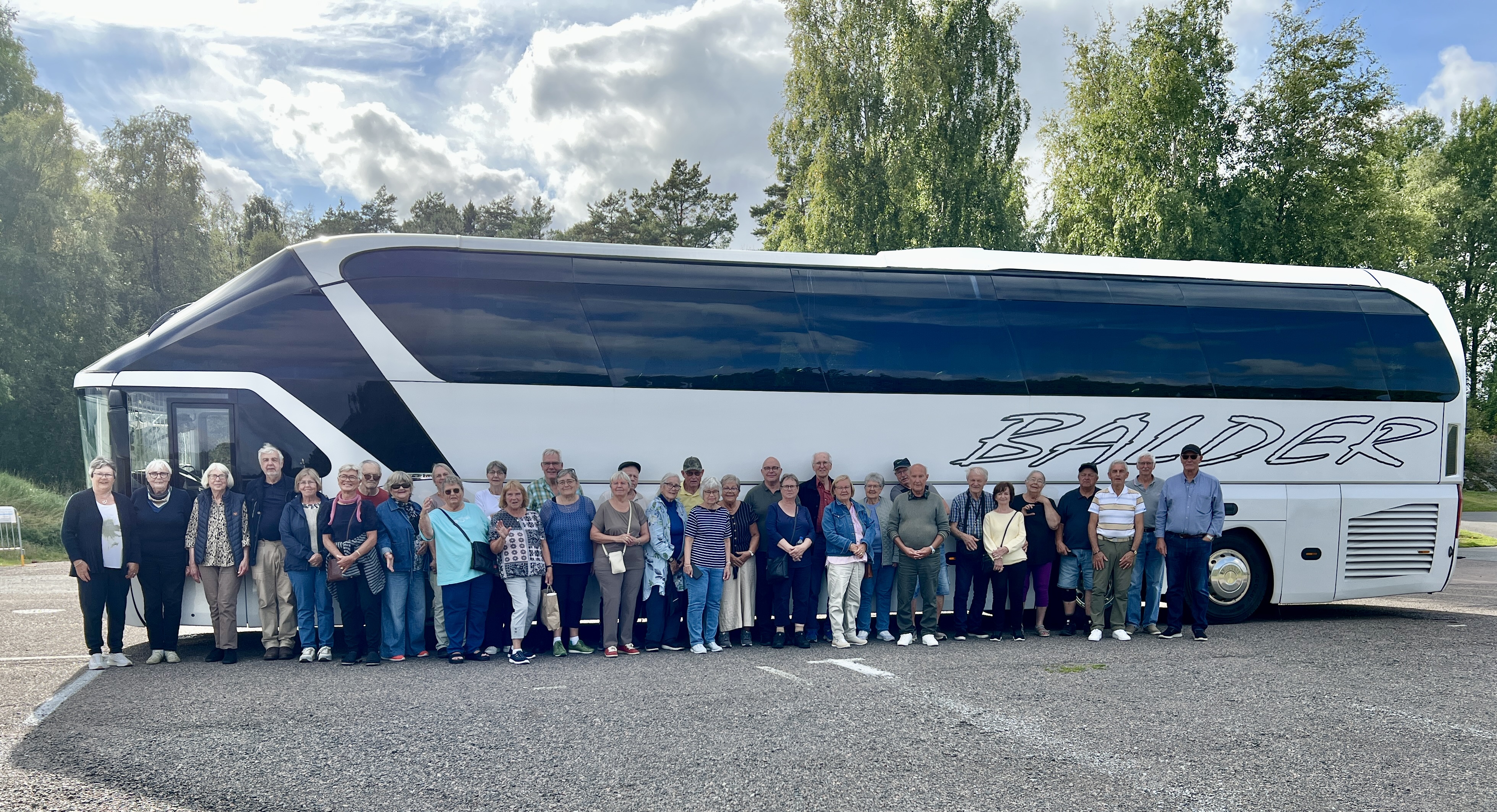 Gruppen samlad framför bussen vid Aeroseum på Hisingen.