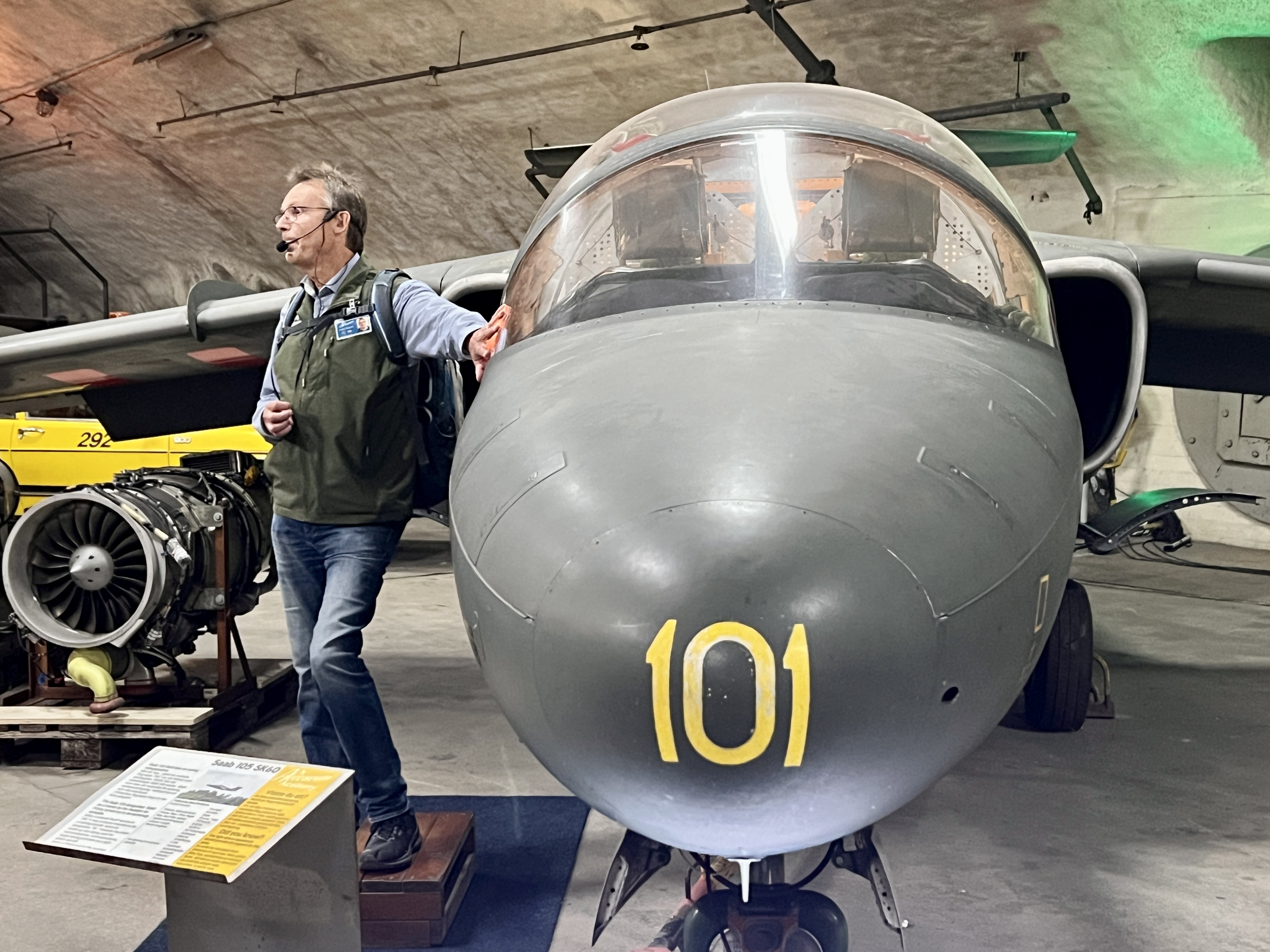 Guiden vid flygplanet SK16 som var ett av alla plan som visades i Aeroseum.