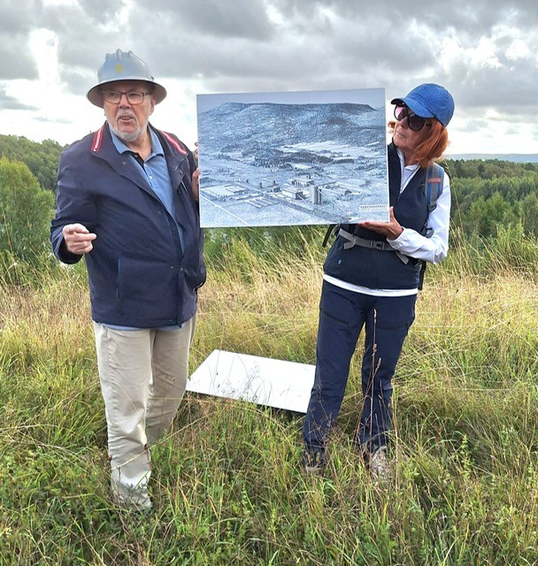 Rolf Holmqvist berättar om sjöns tillkomst. Foto: Marita Mattsson