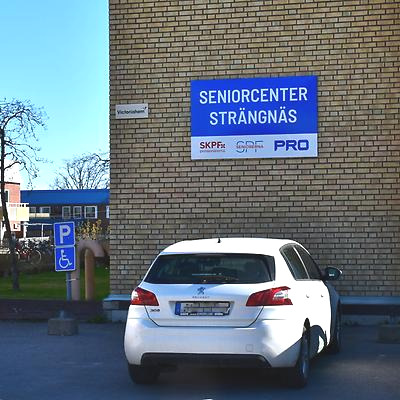 Seniorcenter Strängnäs husgavel med bil framför FOTO: Eva-Lis Ulvede-Lloyd