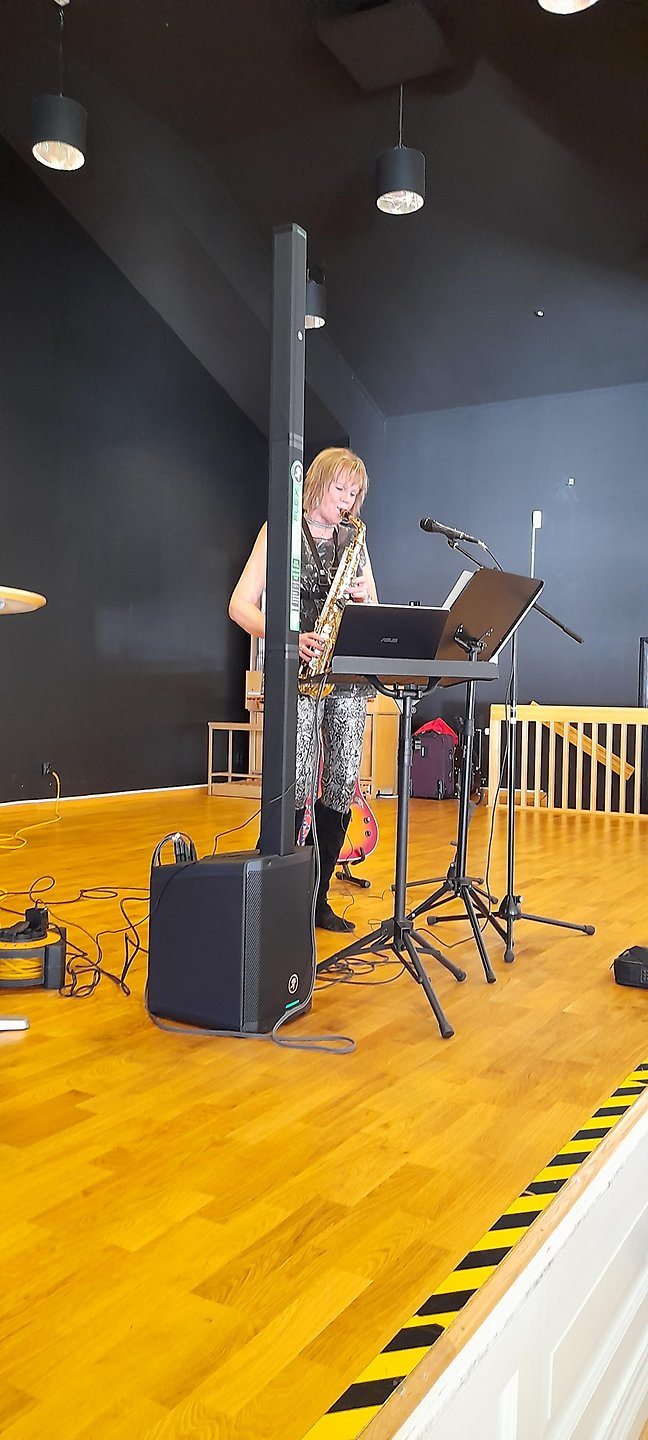 Inger Stähring uppträdde på månadsmötet oktober med sång, saxofon och gitarr