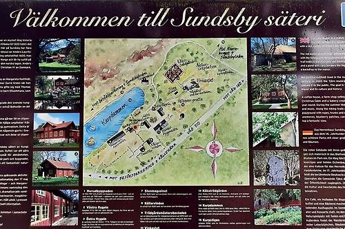 Informationstavlan över Sundsby Säteri med anor från 1300-talet.
