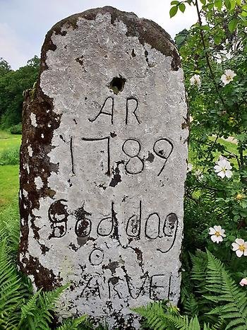 Denna sten från 1789 med inskriften God Dag o Farvel hälsar besökarna på Sundby säteri.