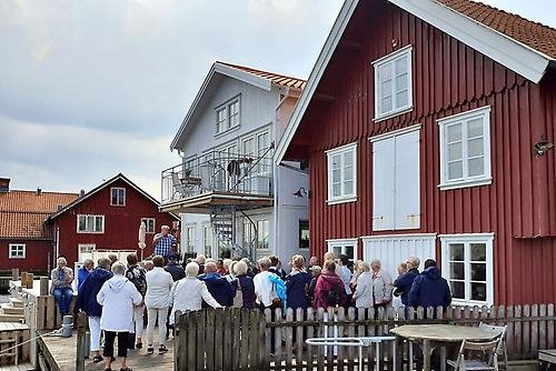 Vid ankomsten till Klädesholmen sillmuseum delades gruppen upp och vi fick information på bryggan.