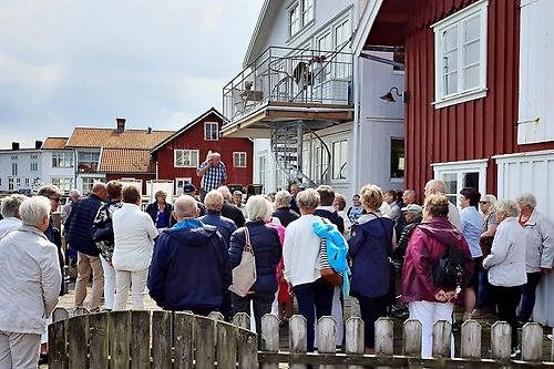 Resenärerna får en ingående information om Klädesholmens historia innan vi går in i Sillmuseet.