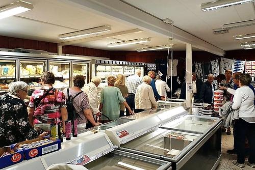 Lång kö i butiken på Klädesholmen för att köpa sillprodukter till låga priser.