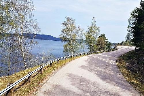 Efter att ha tagit upp vår guide i Ulricehamn fortsatte resan söderut, längs vackra Åsunden.