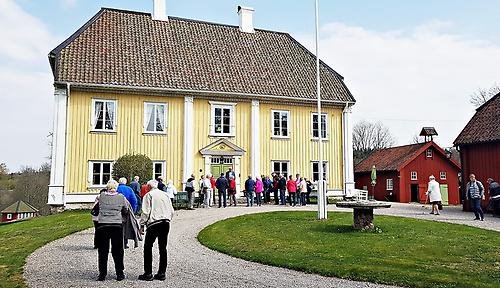 De 54 resenärerna kommer gående upp till Källebacka säteri, där bl.a. filmen Änglagård spelades in.