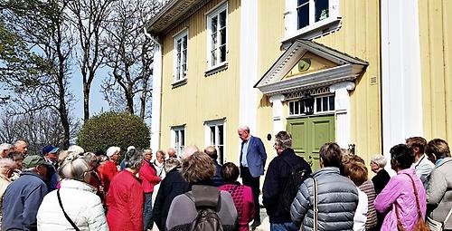 Resenärerna från Bohuslän hälsas välkomna till Källebacka Säteri med anor från 1500-talet, där mangårdsbyggnaden började byggas 1675