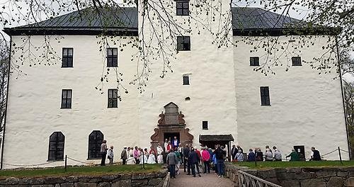 Guiden informerar om Torpa Stenhus. Slottet som är ett av Sveriges mest bevarade medeltidsborgar.