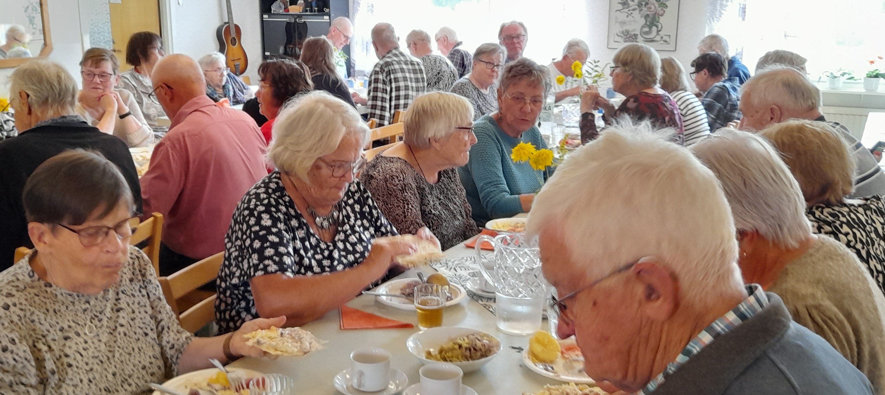 Surströmming serverades under månadsmötet.