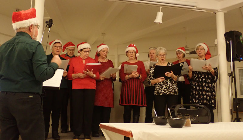 Sånggruppen, med förstärkning från Forsbacka PRO, inledde PRO Valbos lill-Jul under ledning av Olle Olofsson.