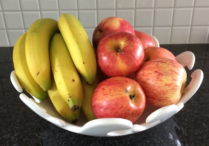 Fruktskål, äpplen och bananer. Fotograf Viveka Gunnarsson