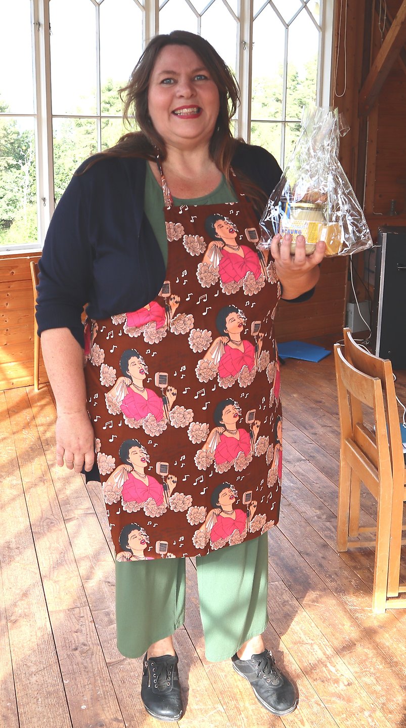 Anneli avtackades som sig bör med ett ”Skultorpsförkläde”. Foto: Iréne Larsson