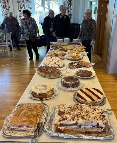  Bordet dignade av läckerheter på årets kak- och tårtbuffé. 