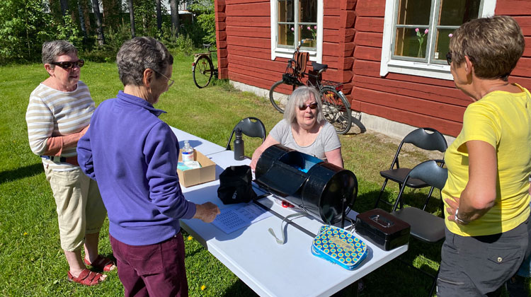 Agneta Laritz skötte tombolan om folk ville prova lyckan i samband med PRO Valbos tipspromenad torsdagen den 3 juni. Foto: Ulf Lindman