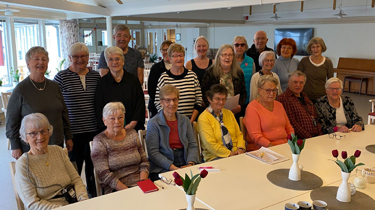 20 av deltagarna i PRO Valbos cirkel "Valbo, nutid, dåtid och framtid" hade våravslutning sista fredagen i april, med fika i Furugårdens café. Foto: Ulf Lindman