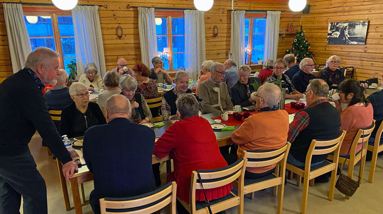 Samvaro med kaffe och tårta handlade om när PRO Valbo firade de medlemmar som fyllt 80, 90 eller 100 år under 2020-21. Ordföranden Olle Olofsson pratar med gänget vid ett av borden. Foto: Ulf Lindman