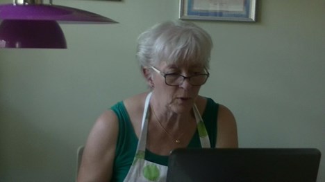 Eva skriver på sin dator