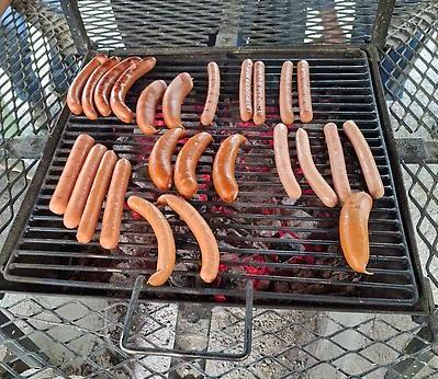 Korvar på grillen