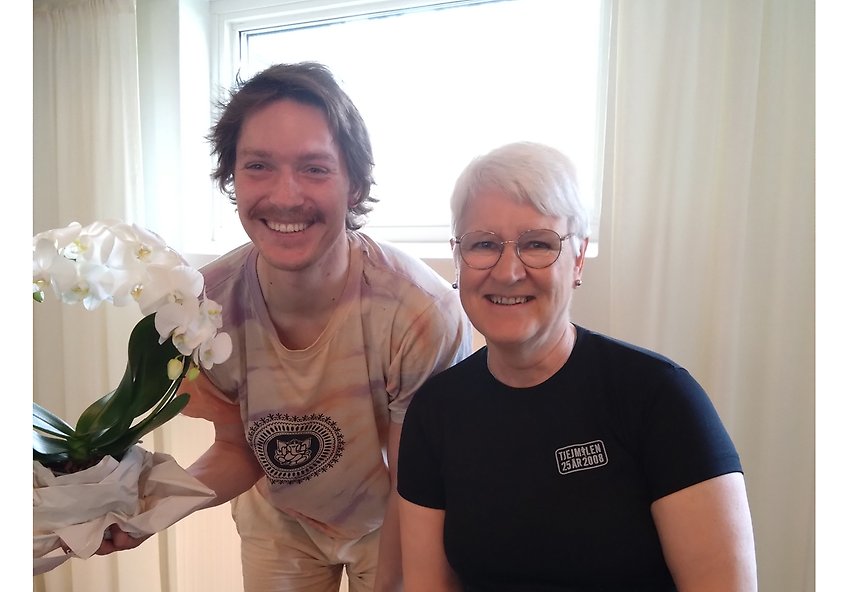 Yoga tränaren Emil Millkvist fick en blomma av PRO Tegs deltagare