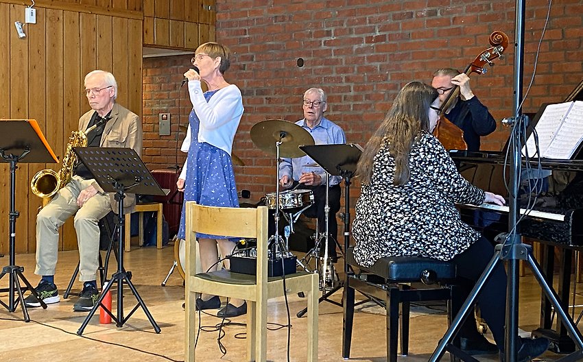 Lena Sparr Öberg Band spelade jazziga toner. De står på scenen Tegs församlingsgård