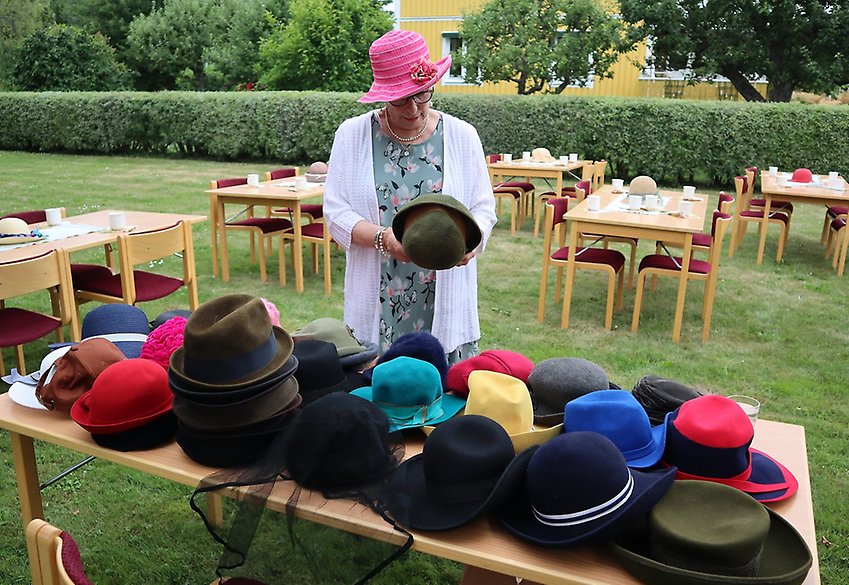 Birgitta med sin samling av hattar. Foto: Iréne Larsson