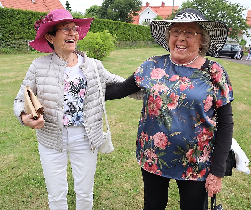 Två galanta damer i hatt. Foto: Iréne Larsson
