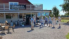Medlemmar på väg in till Enkegården för att äta lunch
