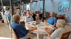Medlemmar äter en god lunch