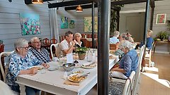 Medlemmar äter en god lunch
