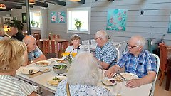 Medlemmar äter en god lunch