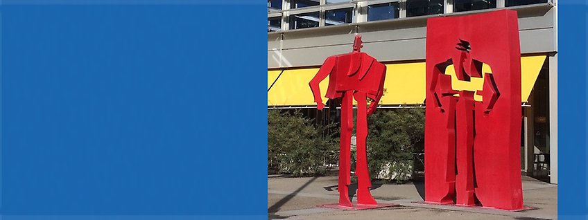 Skulptur röd fristående "pusselgubbe" som klivit ur "pusslet"