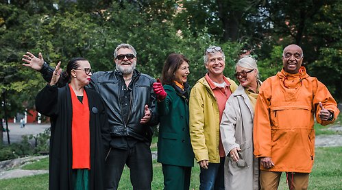 Ett gäng glada pensionärer med färgglada kläder