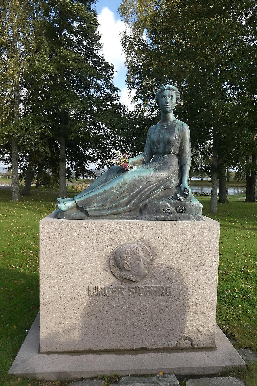 Statyn av Frida som minnesstaty av Birger Sjöberg