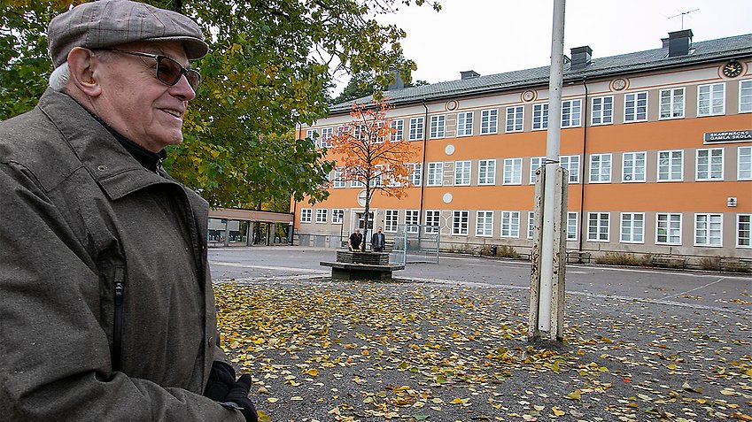 Bertil Andersson, PRO Kärrtorp, framför Skarpnäcks gamla skola. Där gick han i slutet av 40-talet.