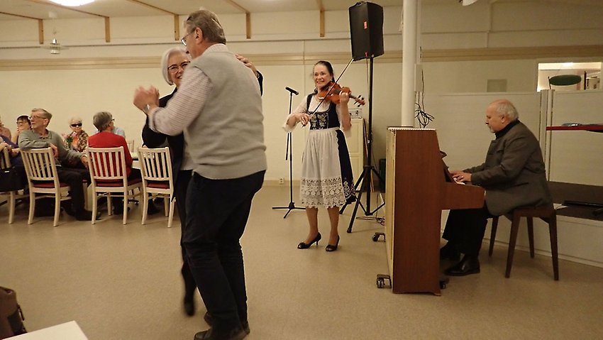 Mona Rosell, sång och fiol, och Wojtek Rutkowski på piano lyckades till och med få några par att dansa.